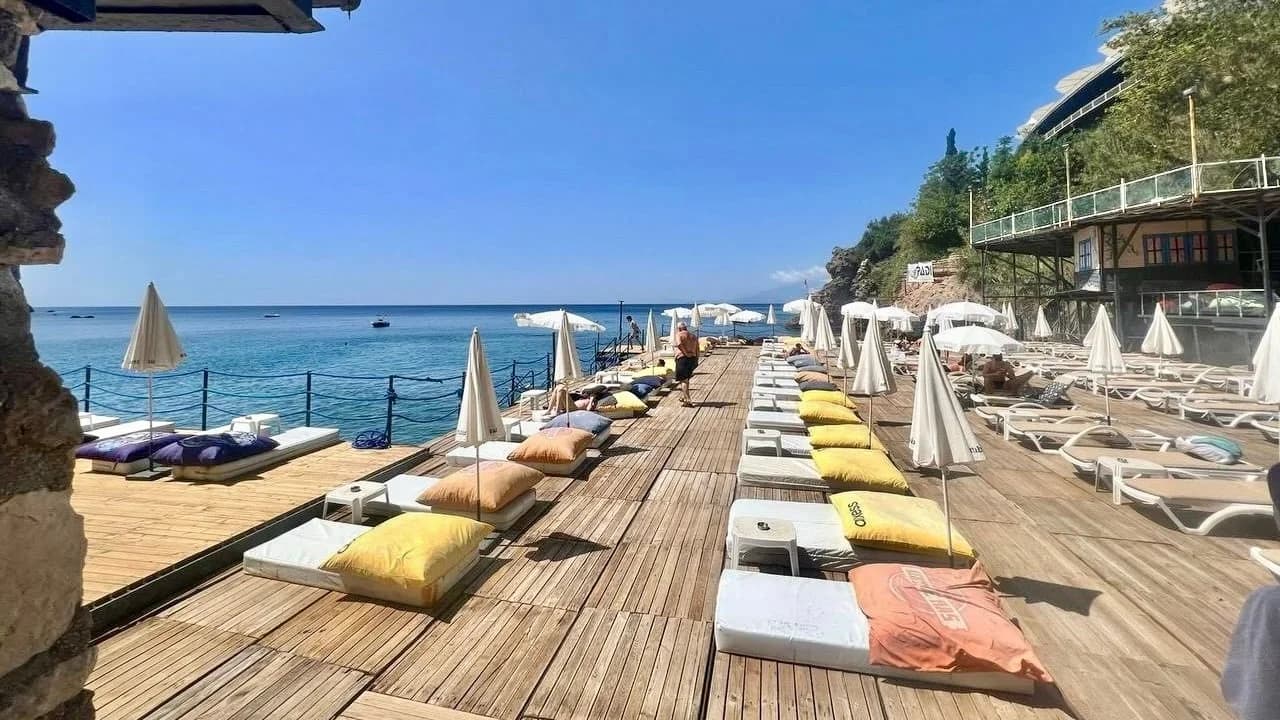 Пляжная платформа BLM Beach с лежаками и зонтами у моря