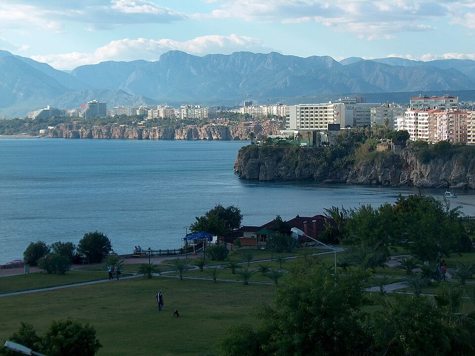 Скалы и море у фалез Антальи