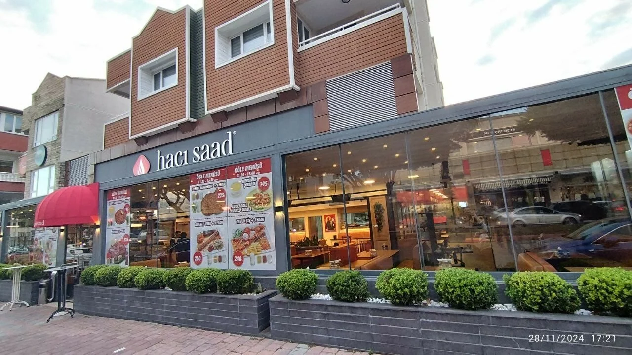 Фасад Hacı Saad Meat & Grill на первом этаже здания Rahat Apart