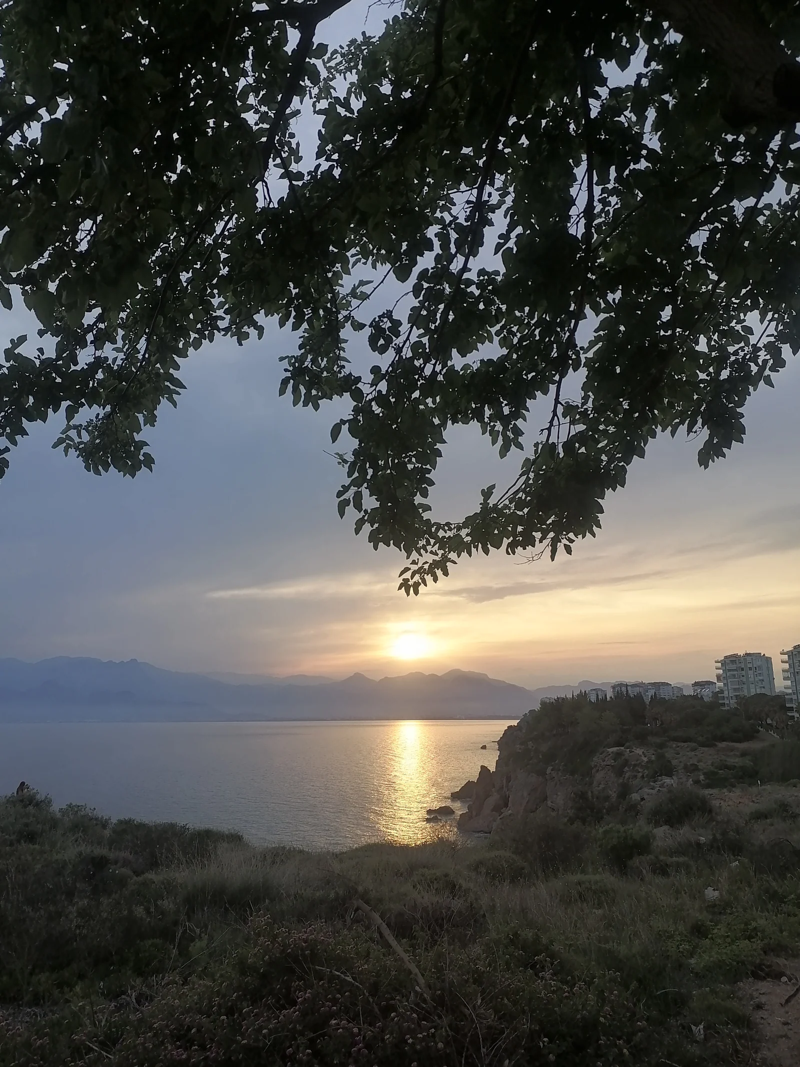 Закат у моря в районе Лара, Анталья