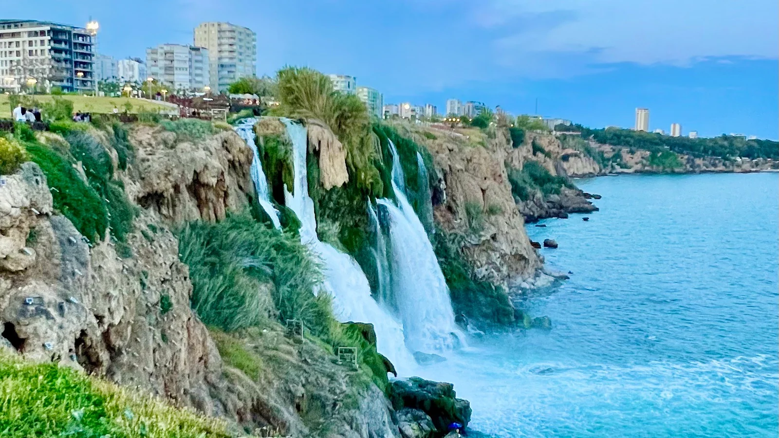 Водопад Нижний Дюден в Анталье у моря